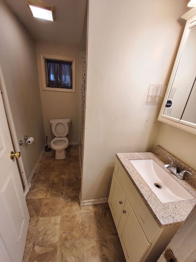 Building Photo - NO SECURITY DEPOSIT REQUIRED! One Bedroom Apartment in Kingston!
