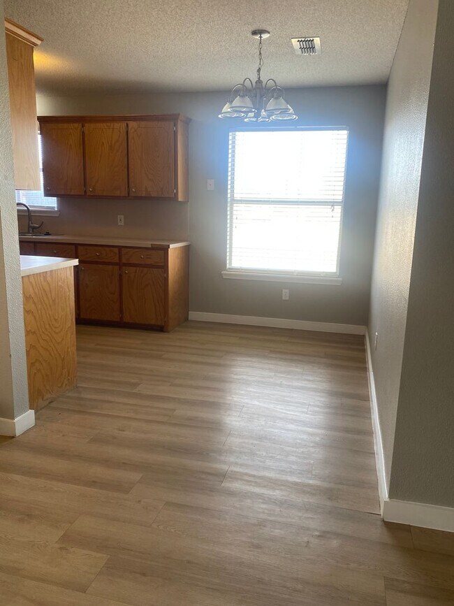 Building Photo - Cute Corner Lot Home! Available Now!