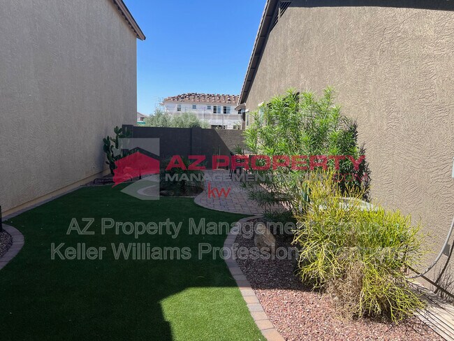 Foto del edificio - 15169 W Desert Bloom St