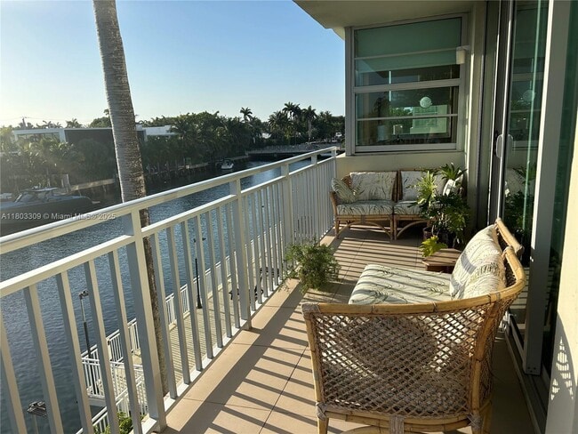 Building Photo - 9500 W Bay Harbor Dr