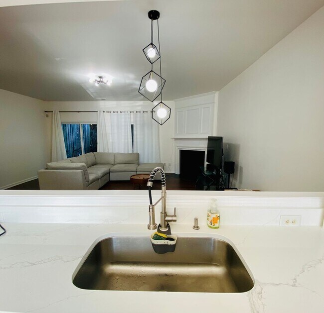 Building Photo - Gorgeous 3bed/2.5 Bath Townhome In Desirab...