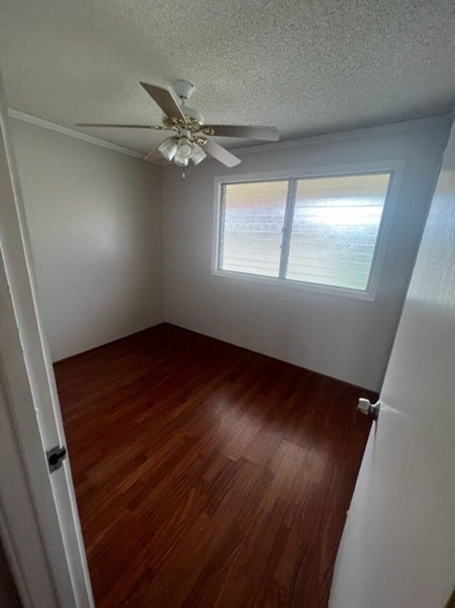 Building Photo - 2 Bed / 1.5 Bath / 1 covered reserved parking - Great Kailua Location!