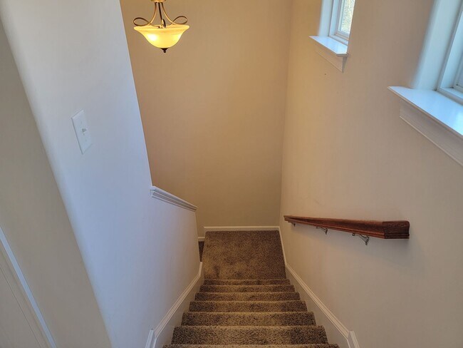 Building Photo - 105 Lakeview Cove