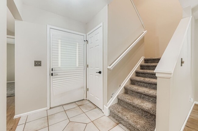 Building Photo - Stylish Townhome with Loft, Fireplace & Ga...