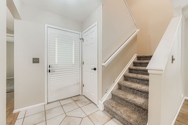 Foto del edificio - Stylish Townhome with Loft, Fireplace & Ga...