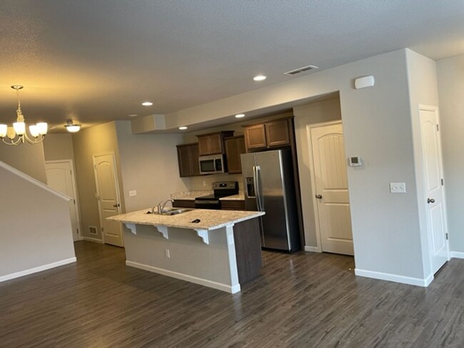 Building Photo - Beautiful 3BD/2.5BA Townhome in The Vistas...