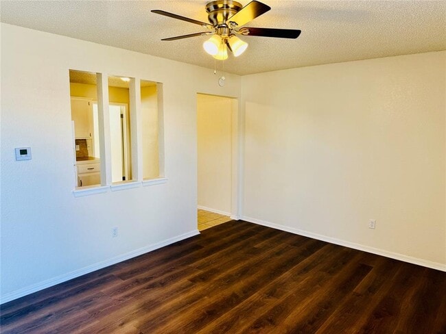 Foto del edificio - 1901 E Lindsey St