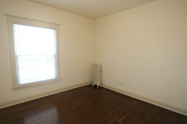 Building Photo - 4718 N Racine Ave