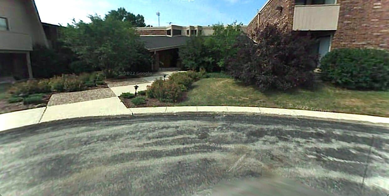 Building Photo - 425 W Willow Ct