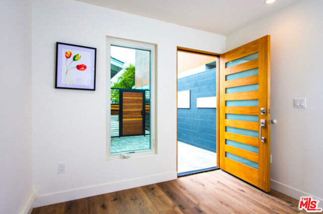 Building Photo - 2341 Beach Ave