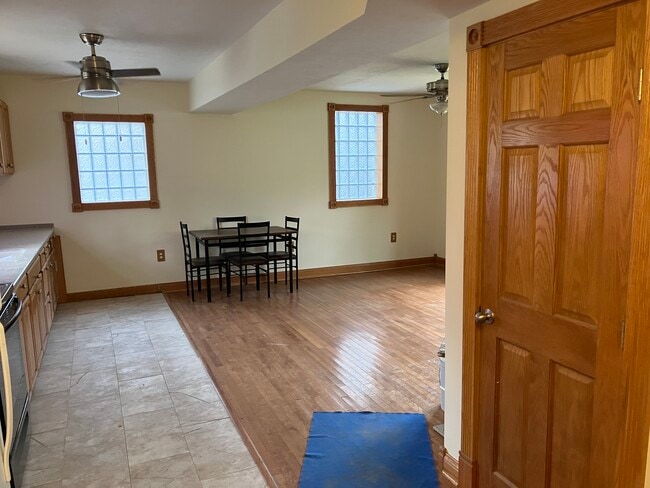 Vista del comedor de la cocina desde la puerta trasera - 4454 Floyd Dr