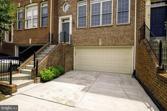 Building Photo - 1156 Regal Oak Dr