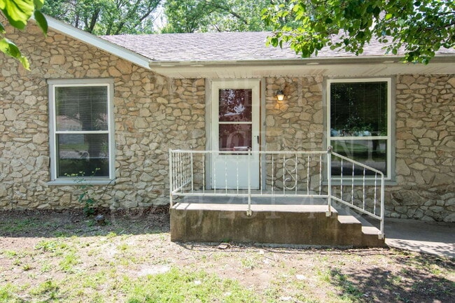 Building Photo - 3-bedroom, 2-bath