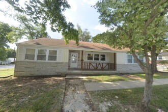 Building Photo - 1005 Hawthorn Ave