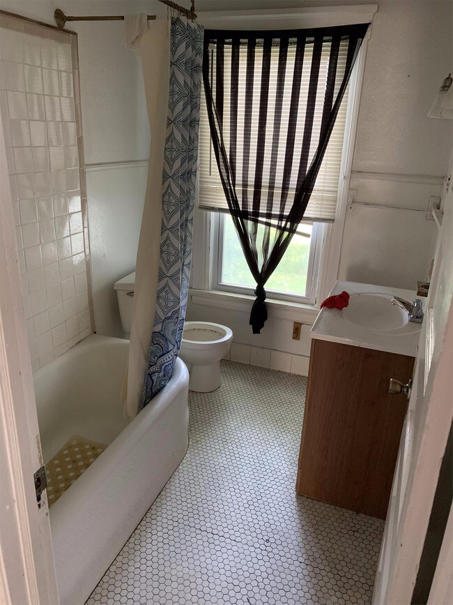 Foto del edificio - 102 Melrose Ave