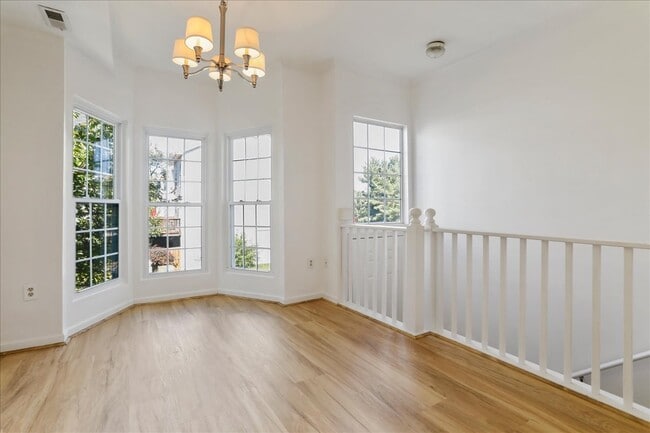 Foto del edificio - 1310 Hampshire Dr