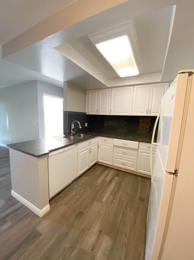 Foto del edificio - REMODELED 2Bd/1Ba Condo w/ Patio!