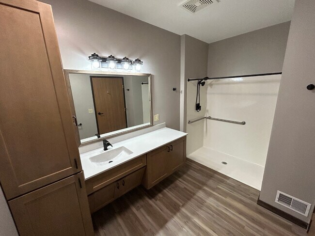 Foto del edificio - Milwaukee Manor Apartments