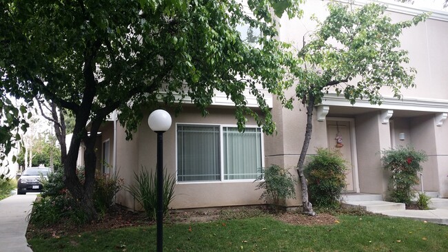 Building Photo - 10241 White Oak Ave