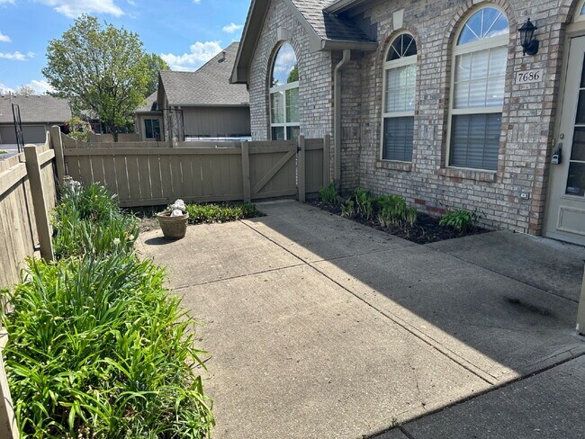 Foto del edificio - Well-Maintained Condo with 2 Bonus Rooms & Attached 2-Car Garage