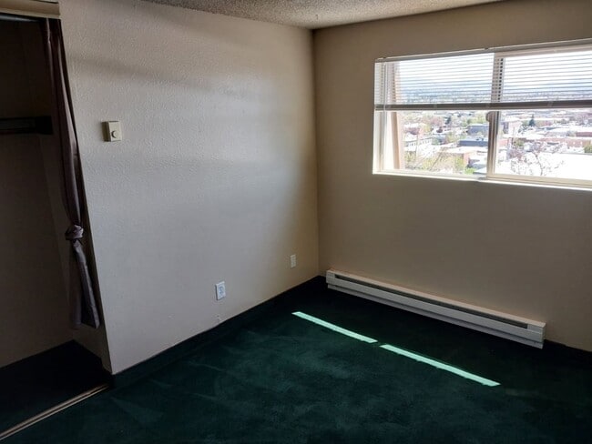 Building Photo - 2 bedroom 1 bathroom upstairs apartment - Granvue Apartments,