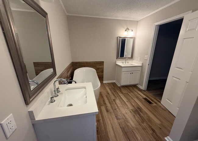 Building Photo - 3083 Lake Sue Dr