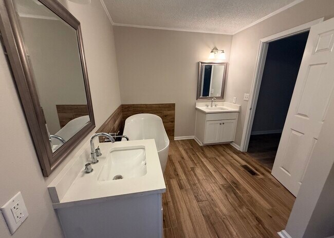 Foto del edificio - 3083 Lake Sue Dr