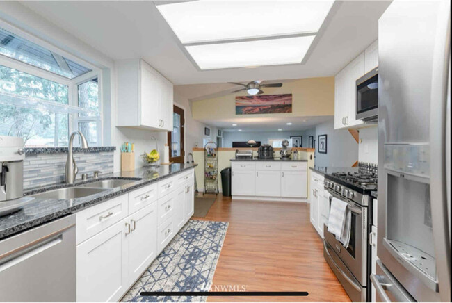 Building Photo - 4744 Beverly Dr NE