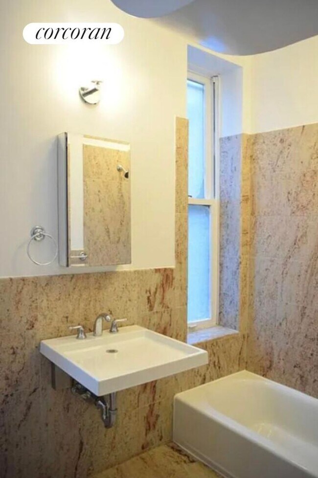 Foto del edificio - 331 E 89th St