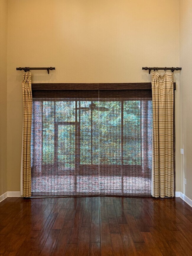 Foto del edificio - Spacious Townhome For Rent
