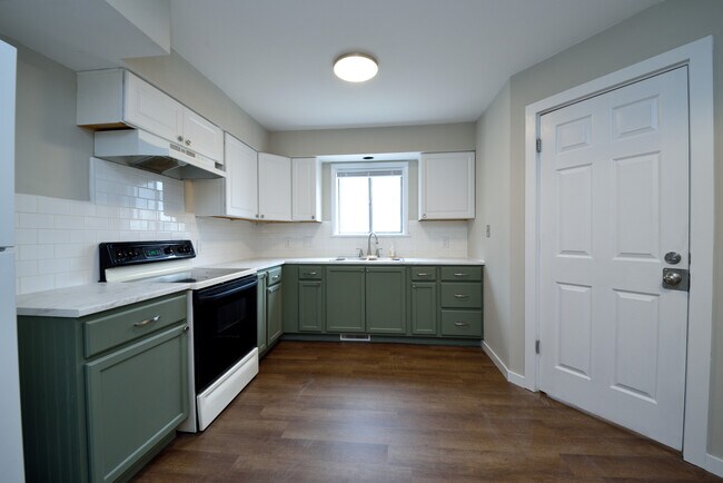 Newly renovated kitchen with new cabinets and countertops - 1791 Cromwell Dr