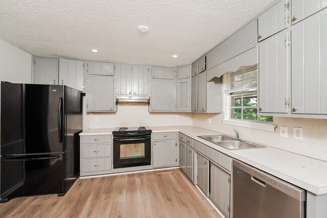 Foto del edificio - 611 Ashwood Ln