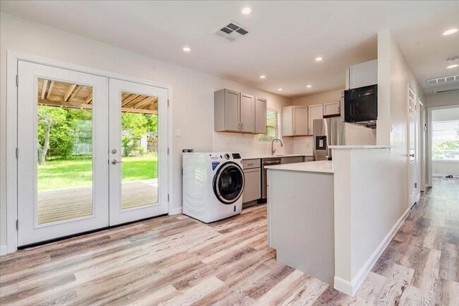 Foto del edificio - 1800 Forestglade Dr