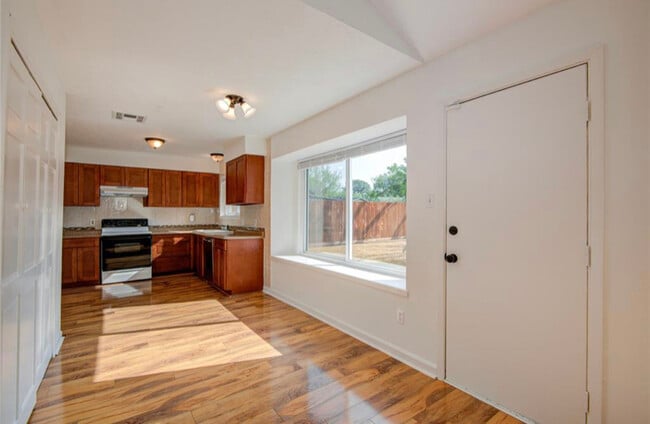 Foto del edificio - 15811 Boonridge Rd