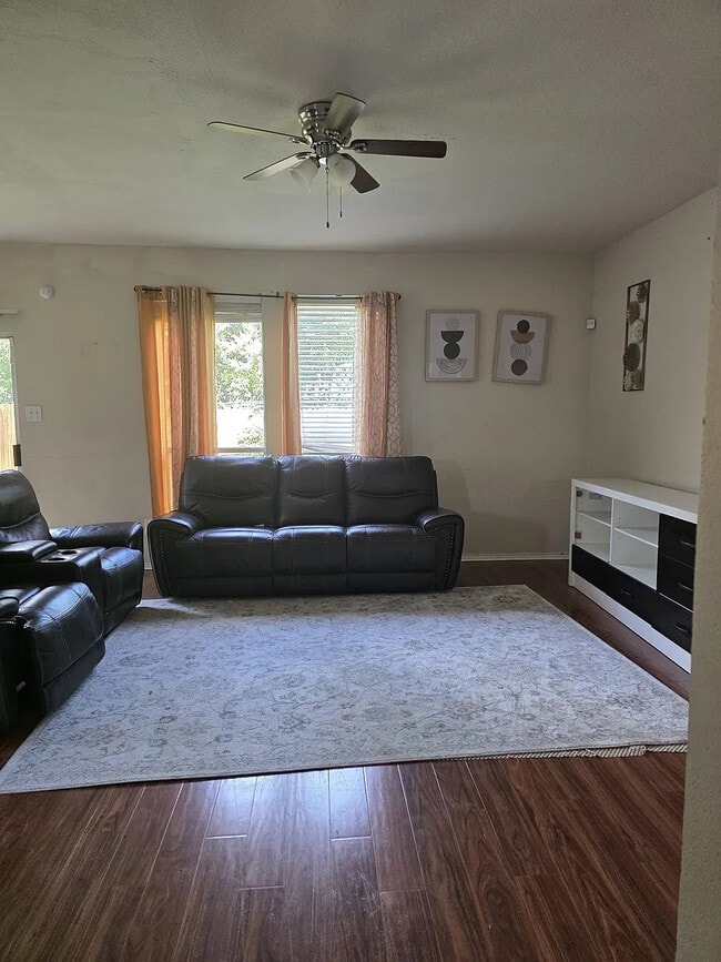 Building Photo - Room in House on Melanie Ct
