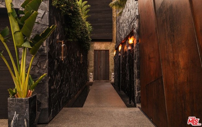 Building Photo - 1851 N Stanley Ave