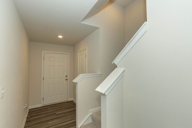 Building Photo - 3 Bed, 2 Full/2 Half Bath, Well Maintained...