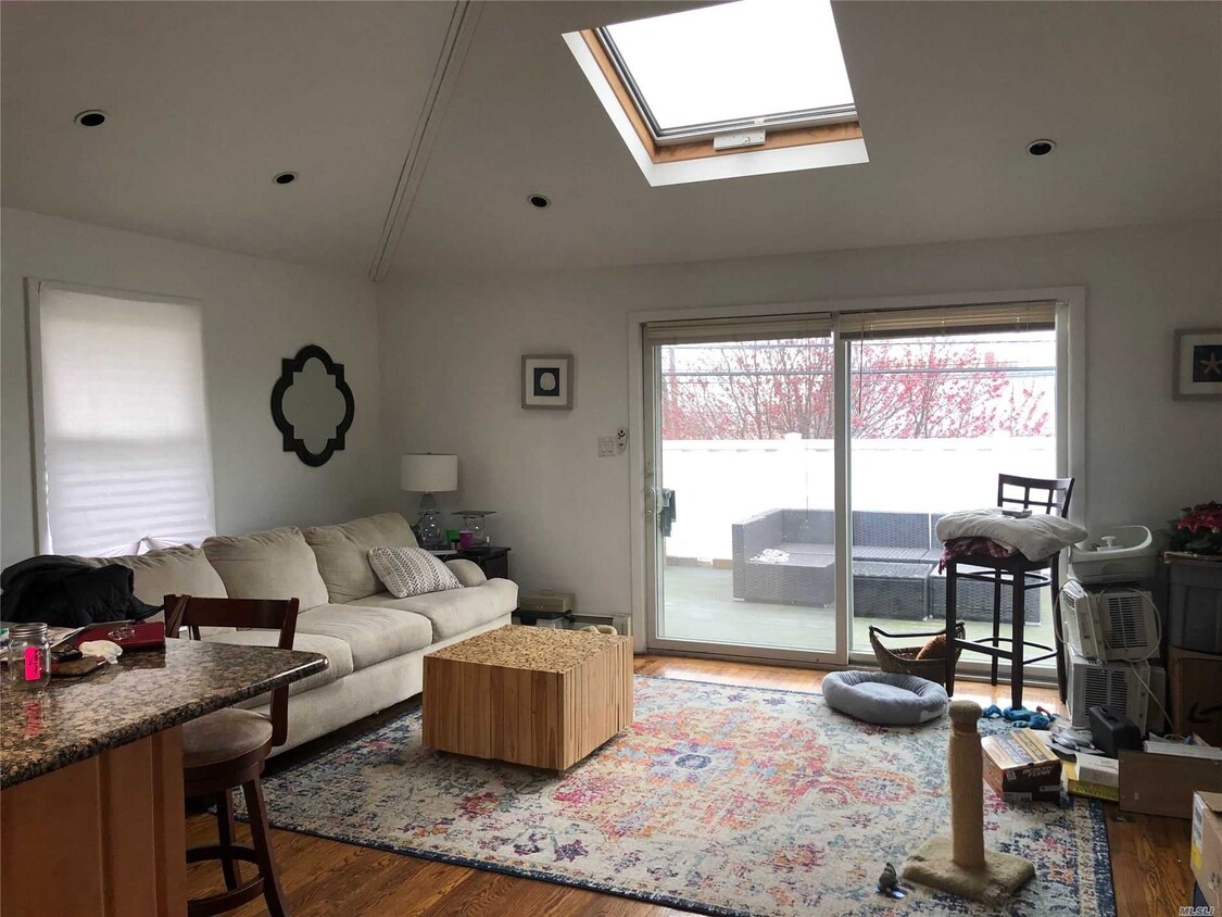 Primary Photo - 1 Marina Pl