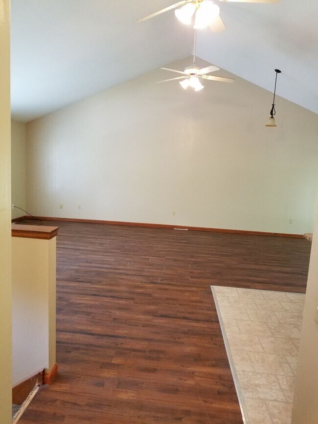 Building Photo - 4 bd, 3 ba house, NW Columbia, quick access to Stadium/I-70, screened porch