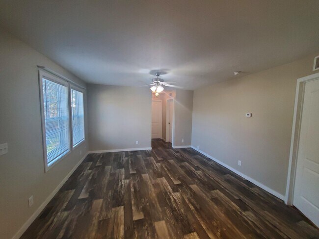 Foto del edificio - 15 Starling Hill Dr