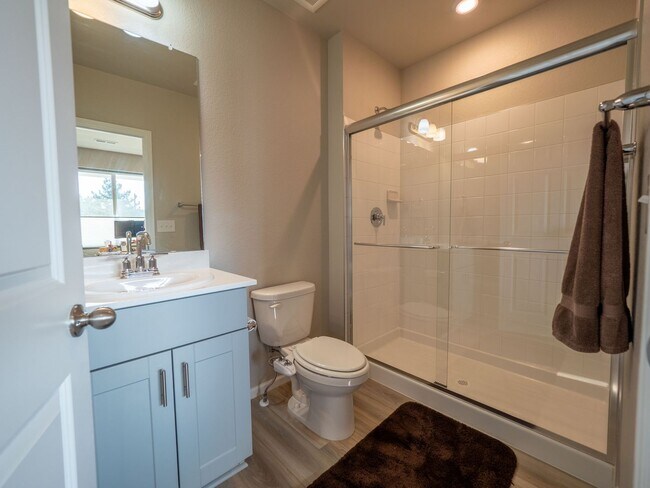 Building Photo - Astonishing 3 Bed/3.5 Bath Tri Level Townhome.   Must see to believe!!