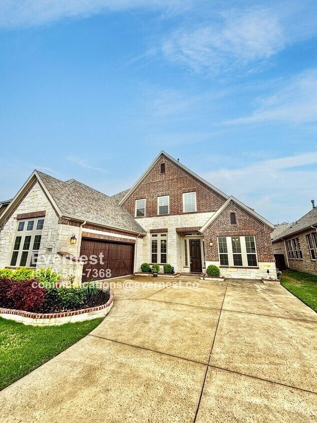 Primary Photo - Gorgeous 5-Bedroom Home with Modern Comfor...