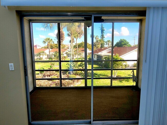 Foto del edificio - 729 Capri Isles Blvd