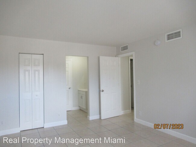 Building Photo - 2 br, 2 bath House - 2830 NW 55th Ave 2B