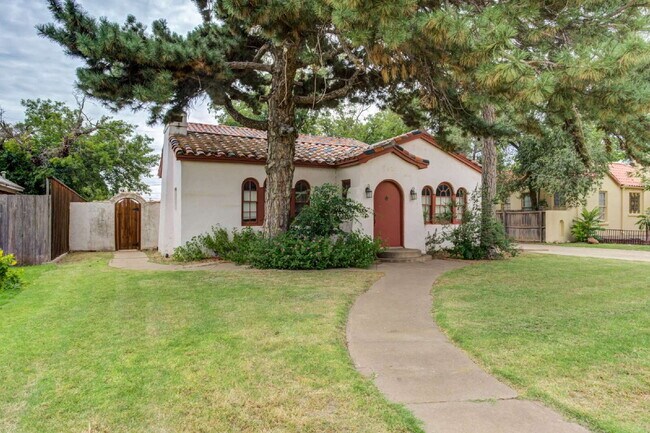 Foto del edificio - Charming Tuscany Villa block away from TTU