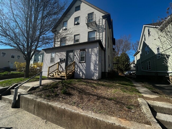 Building Photo - 18 Roberts St