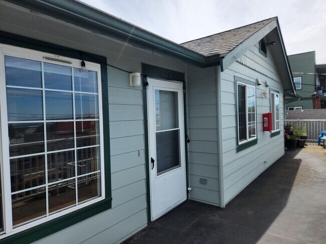 Building Photo - 1119 N Forest St #303