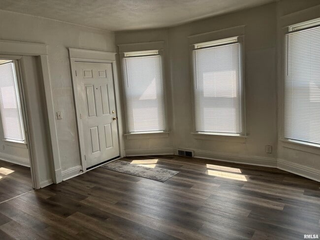 Building Photo - 118 N Pine St