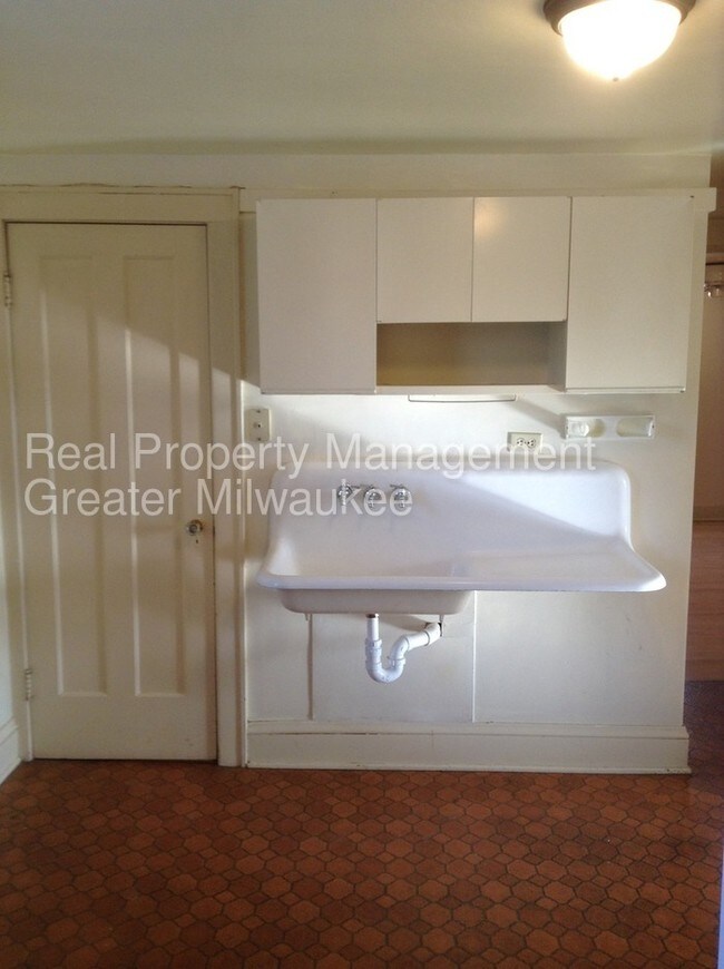 Foto del edificio - One Bedroom Upper Wauwatosa Duplex!