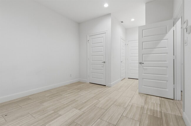 Building Photo - 2709 Clinton Dr